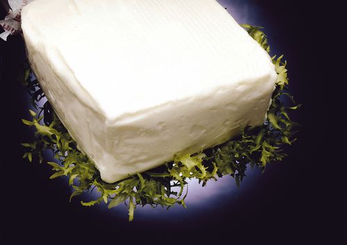 formaggio crescenza robiola insalata riccia, dettaglio su fondo scuro KRAINV012CK01